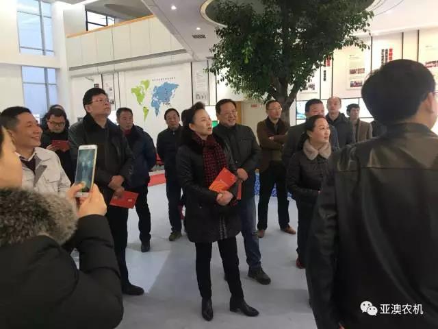 市農(nóng)機(jī)局劉勤局長觀看亞澳發(fā)展史  市農(nóng)機(jī)局劉勤局長觀看亞澳發(fā)展史